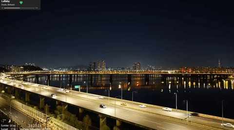 가수 겸 배우 이루가 낸 것으로 추정되는 사고 장면. 영상에 따르면 한 차량은 지난 19일 오후 11시27분쯤 강변북로 구리방향 동호대교에서 차선을 이탈해 1차선으로 급하게 끼어들더니 가드레일을 받고 그대로 전도됐다. / 영상=유튜브 채널 'UN Village Seoul Live CAM'