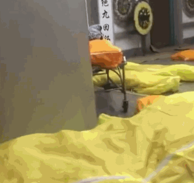'위드 코로나'로 전환한 중국에서 사망자가 급증하고 있다는 증언이 나오는 가운데 중국 한 장례식장에 사체포 수십개가 늘어서 있다./사진=웨이보