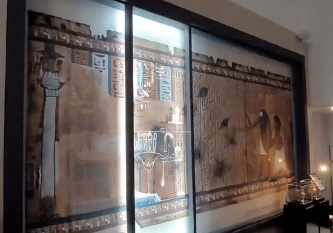 LG디스플레이의 투명 OLED(올레드)를 활용한 유물 전시. 실시간으로 유물의 관련 정보들을 띄워 준다. / 사진 = 오진영 기자