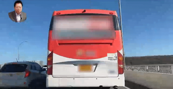 광역버스가 갑자기 칼치기를 한 경차에 놀라 급정거를 하고 있다. /사진=한문철TV 