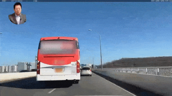 광역버스가 칼치기를 한 경차에게 보복운전을 하고 있다. /사진=한문철TV 