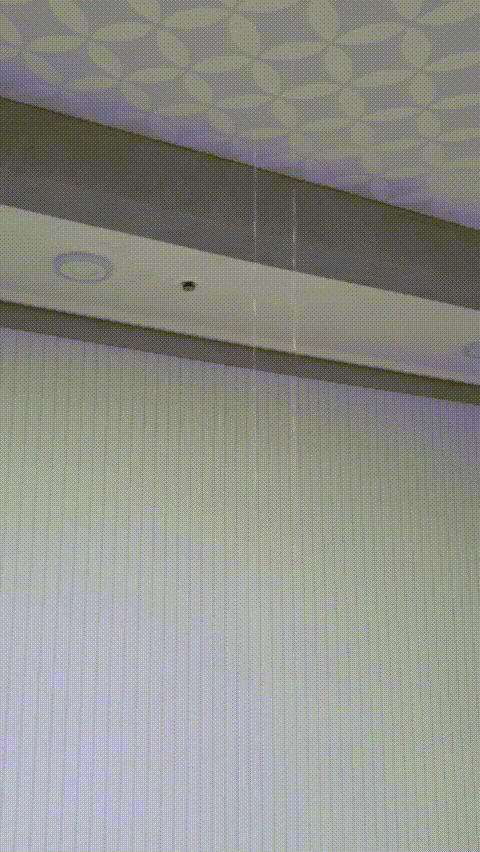 지난 여름 박병옥씨(60) 집 천장에서 물이 새고 있다./사진제공=박병옥씨