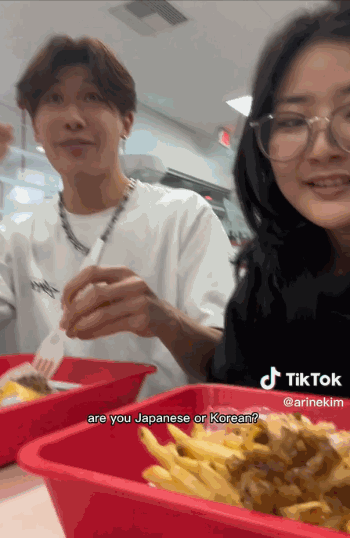 지난 24일 밤 미국 캘리포니아주 샌 라몬 햄버거 가게에서 한 남성이 한국인 남성에게 "김정은 애인이냐"고 묻고 있다./사진=틱톡