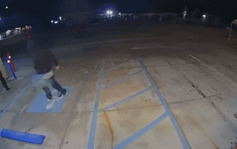 지난 2일(현지 시간) 미국 캘리포니아에서 건물을 방화하려다 실수로 자기 몸에 불을 붙인 방화범들 / 영상=트위터 캡처