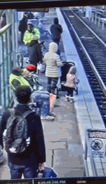 지난해 12월28일 미국 오리건주 포틀랜드에 있는 한 기차역에서 30대 여성이 아무런 이유 없이 3살 여아를 밀쳐 기차 선로에 떨어뜨렸다./사진=트위터
