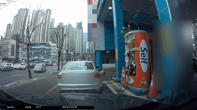 주유기를 꽂은 채 출발하려던 차량 /사진=온라인 커뮤니티 