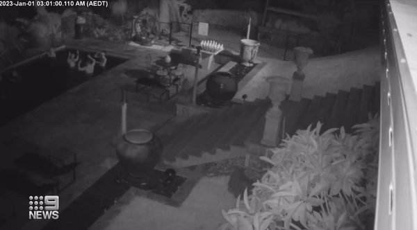 아시아 기반 스파 회사의 공동 창립자인 에디 필립스의 집에 침입한 남성 7명이 계단에서 춤을 추고 있다./호주 9뉴스 