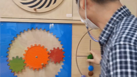 시끄러운도서관 근무자 구시열(41)가 지난달 28일 아이들에게 촉각판으로 놀이하는 방법을 알려주고 있다. 구씨에게는 뇌병변장애가 있다. 근력 저하로 팔 움직임이 서투르다. 구씨는 "이곳에서 아픈 아이들이 스스로도 답답해하는 걸 보면 안쓰럽다"며 "아이들 눈높이에 맞춰 책을 읽어주고 촉각 놀이를 도와주는 게 좋다"고 했다./영상=김미루 기자