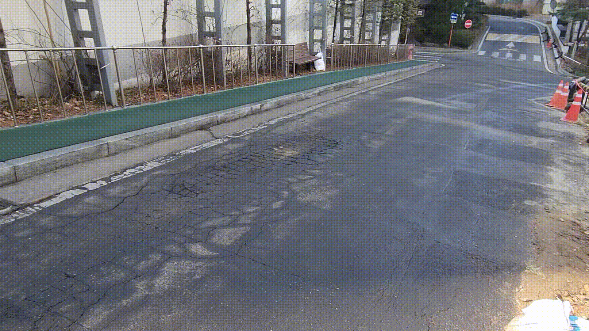 가운데가 내리앉아 깨진 아스팔트 도로 바로 옆에 땅이 약 5m 내리앉아 있다. 원래 이곳에 아스팔트 도로와 도로변 공원이 절반씩 있었다. 지난해 8월 폭우 때 이곳에 땅꺼짐(씽크홀) 현상이 일어났다. 땅 아래 배수관이 떠내려가고 그 빈공간에 도로가 내리앉았다./영상=박상곤 기자.