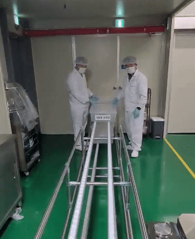 한철영 태경 F&B 대표(왼쪽)와 조계홍 삼성전자 프로(오른쪽)가 11일 경기도 안성시 태경 F&B공장에서  삼성전자가 노하우를 전수하는 '스마트공장 프로젝트' 결과물을 점검하고 있다. / 사진 = 오진영 기자