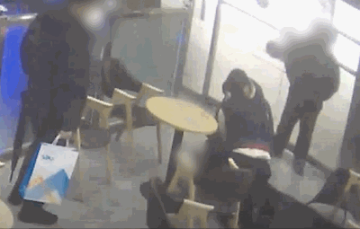 지난해 12월15일 오후 2시20분쯤 경기 안산시 한 경찰서 현관에서 남성이 의식을 잃고 쓰러지자 방호직원이 CPR을 하고 있다./사진=경찰청 유튜브