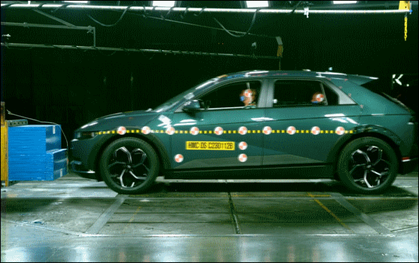 12일 오전 현대차·기아 남양연구소 안전시험동에서 아이오닉5가 충돌테스트를 진행 중인 모습. /사진제공=현대자동차그룹.