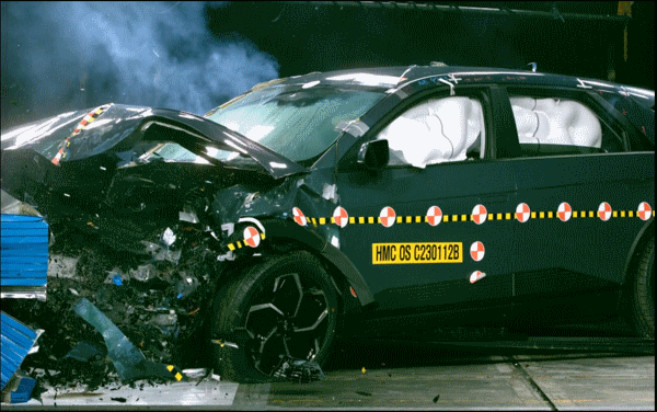 12일 오전 현대차·기아 남양연구소 안전시험동에서 아이오닉5가 충돌테스트를 진행 중인 모습. /사진제공=현대자동차그룹.