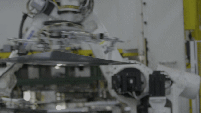 LG전자 테네시 공장 세탁기 생산라인에 배치된 다관절 로봇팔이 세탁기용 부품을 옮기고 있다./사진제공=LG전자