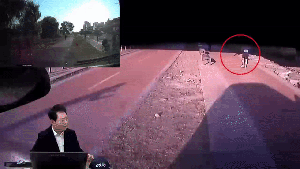 한 여성이 다리 난간에 위태롭게 매달리다 차 지붕 위로 떨어졌다/사진=한문철TV