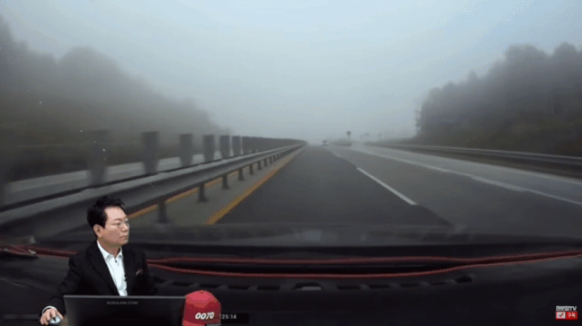 휴게소에 들어가는 것을 깜박했다며 도로 한 가운데서 후진하던 차량 때문에 사고가 발생하는 모습. /사진=한문철TV 