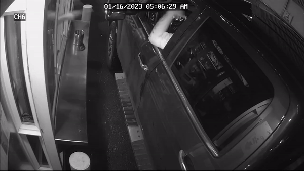 미국의 한 카페 드라이브스루 창구를 찾은 손님이 갑자기 돌변해 직원의 팔을 끌어당기고 있다. /사진=워싱턴주 오번 경찰 트위터 