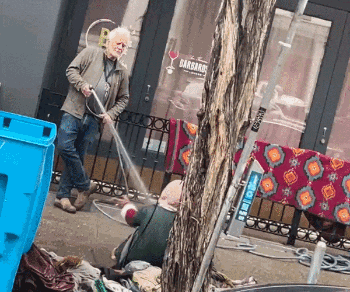 미국 캘리포니아주 샌프란시스코에 있는 포스터 그윈 갤러리의 소유주 콜리어 그윈이 지난 10일(현지 시간) 여성 노숙자를 향해 물대포를 뿌렸다. / 영상=트위터