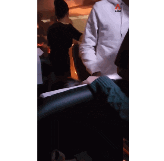 지난 11일(현지 시간) 대만의 타오위안 국제공항에서 이륙 준비를 하던 스쿠트 항공 여객기에서 한 승객이 갖고 탄 보조 배터리가 자동 발화했다. / 영상=트위터