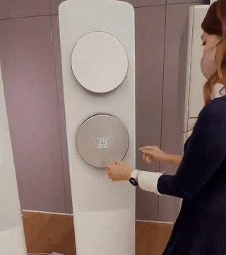 삼성전자 관계자가 26일 서울 서초구 삼성전자 서울캠퍼스에서 비스포크 무풍에어컨의 '이지케어' 기능을 선보이고 있다. / 사진 = 오진영 기자