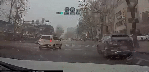 적색 신호의 횡단보도에서 노인을 보호하는 오토바이 운전자. /사진='한문철 TV' 