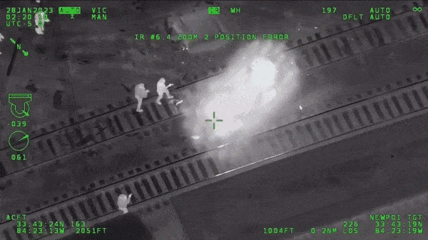 전복된 차에 다가가 다급하게 유리를 깨고 도둑을 끌어내는 경찰관들./사진제공=뉴스1, 폭스뉴스 캡쳐