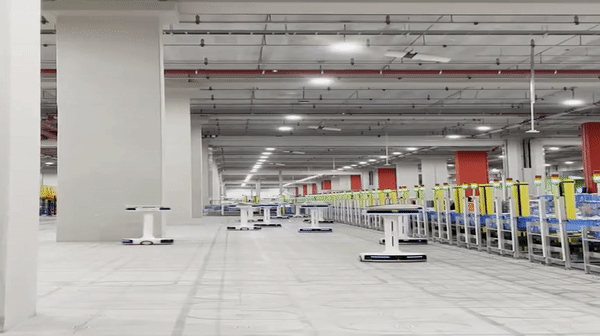 지난 2일 쿠팡 대구 FC 9층에서 소팅 봇(Sorting bot)들이 상품을 나르고 있는 모습/사진= 임찬영 기자