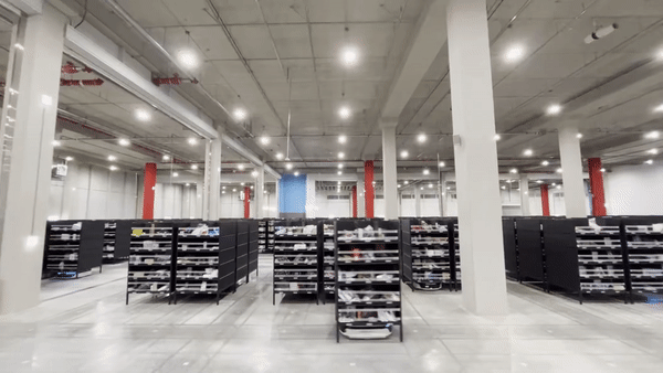 지난 2일 쿠팡 대구 FC 7층에서 무인 운반 로봇(AGV)가 선반에 상품을 담고 나르고 있는 모습/사진= 임찬영 기자