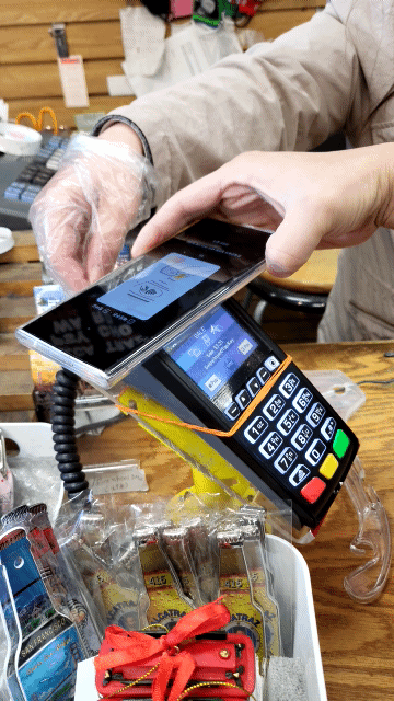 동네 엑세서리 가게에서 삼성페이로 결제하고 있다. /사진=김승한 기자