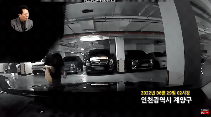 10대로 추정되는 남성 2명이 주차된 차 보닛 위에 아이스크림을 올려놓고 사라져 차가 손상됐다. /영상=유튜브 채널 '한문철 TV'