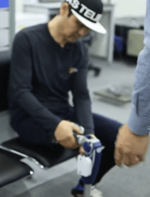 한쪽 다리를 잃은 강범규씨가 지난 16일 한국기계연구원에서 인공지능(AI) 기반 의족 소켓 기술이 적용된 의족을 차고 있는 모습. / 영상=한국기계연구원