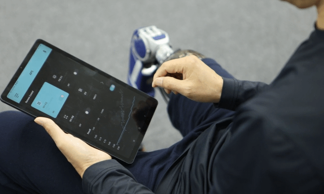 한국기계연구원은 의족 소켓 내 압력 상태를 사용자가 체크할 수 있도록 태블릿PC나 스마트폰 애플리케이션(앱)과 연동했다. / 영상=한국기계연구원