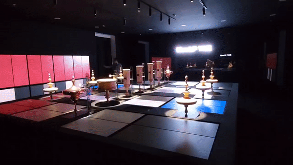 23일 서울 삼성동 코엑스 '2023서울리빙디자인페어' 전시장에 마련된 LG전자 전시관에서 무드업 냉장고의 변화하는 색상을 활용한 공연이 펼쳐지고 있다./사진 = 오진영 기자