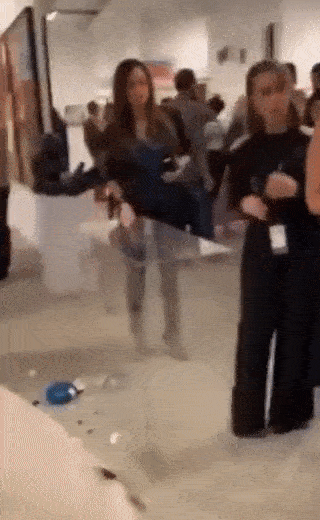 지난 16일 밤(현지 시간) 미국 마이애미에서 열린 '아트 윈우드' 아트페어 VIP 프리뷰 행사에서 한 여성 방문객이 제프 쿤스의 작품 '풍선개'(Ballon Dog)를 손으로 두드리다 받침대에서 떨어뜨렸다. /영상=트위터