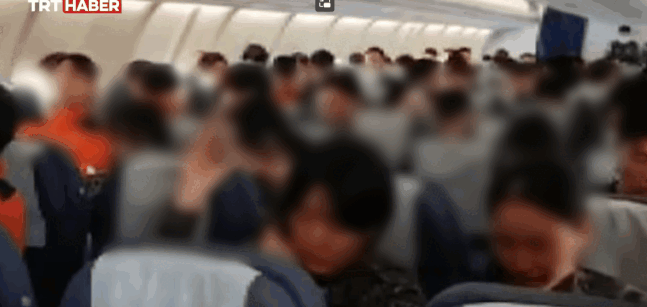 대한민국 긴급구호대(KDRT)가 튀르키예인들이 직접 한국어로 감사 인사를 전하는 영상을 전달받은 뒤 박수로 화답하는 모습. /영상=TRT 하베르 유튜브