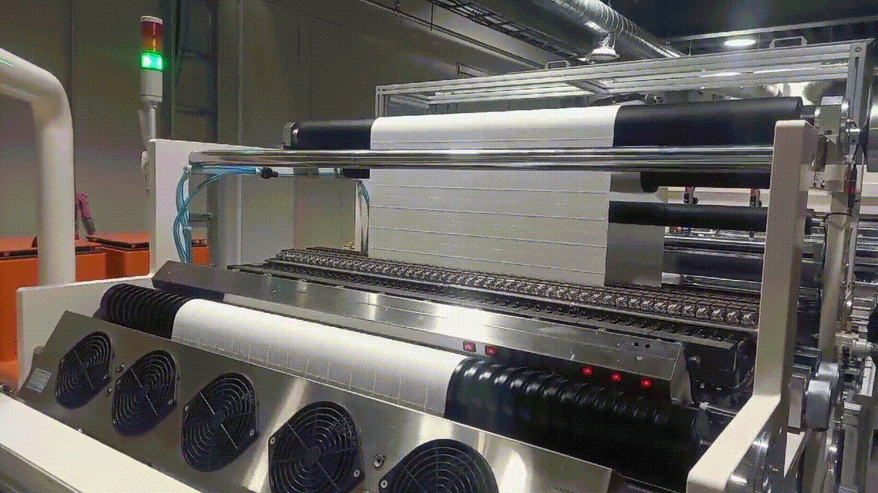 이지네트웍스는 2020년 연간 헤파필터 10만장을 생산할 수 있는 설비를 갖췄다. 헤파필터는 꽃가루, 미세먼지처럼 공기 중 미세한 유해물질을 걸러주는 필터다. 3~6개월마다 교체해야 한다./사진=김성진 기자.