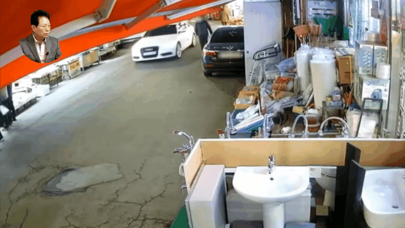 지난 8일 오후 6시쯤 서울 중랑구의 한 골목 오토바이 운전자가 미끄러지면서 서행하던 맞은편 아우디 차량과 충돌하는 영상. /영상= 유튜브 채널 '한문철TV'