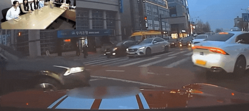 걸음이 느려 건널목을 다 건너지 못 한 할아버지를 들처 업고 가는 한 시민의 모습 /영상=유튜브 채널 '한문철TV'