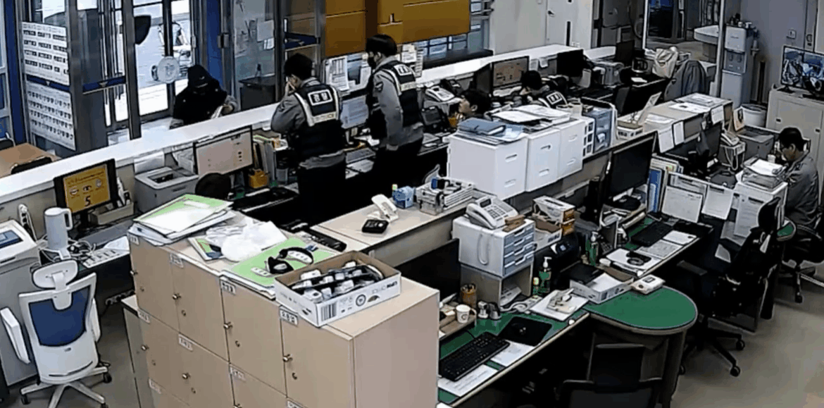 튀르키예 지진 피해 복구를 위해 써달라며 경찰에게 돈뭉치를 건넨 할머니의 모습 /영상=유튜브 채널 '경찰청'