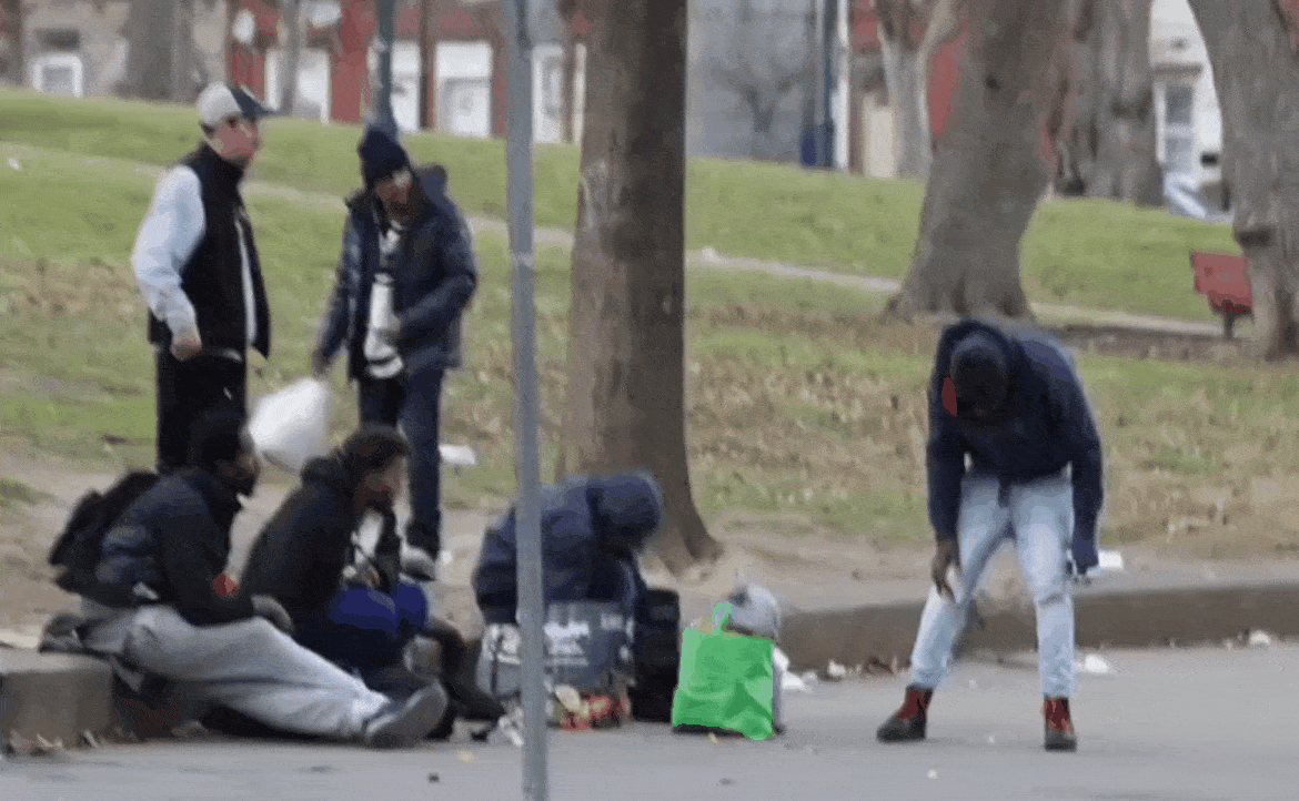 미국 필라델피아의 한 도로에서 촬영된 영상. 펜타닐 중독으로 보이는 남성이 몸을 제대로 가누지 못하고 있다. /영상=트위터