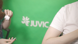 주빅 전용 어플리케이터를 사용해 마이크로니들 패치를 부착하는 모습. /자료=주빅