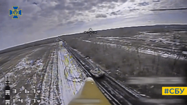 러시아 탱크를 추적하는 우크라이나군의 '자폭 드론' 영상이 공개됐다. /영상=우크라이나 보안국(SSU) 트위터