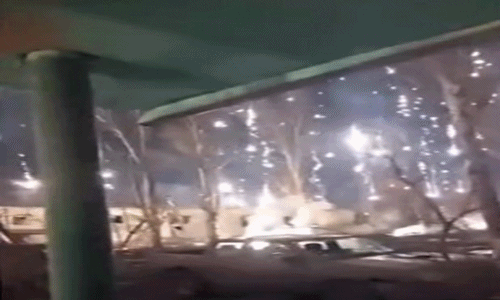 지난 11일(현지 시간) 우크라이나 동남부 도시 도네츠쿠즈 불레다르에 소이탄이 쏟아지는 모습 /영상=영국 데일리메일