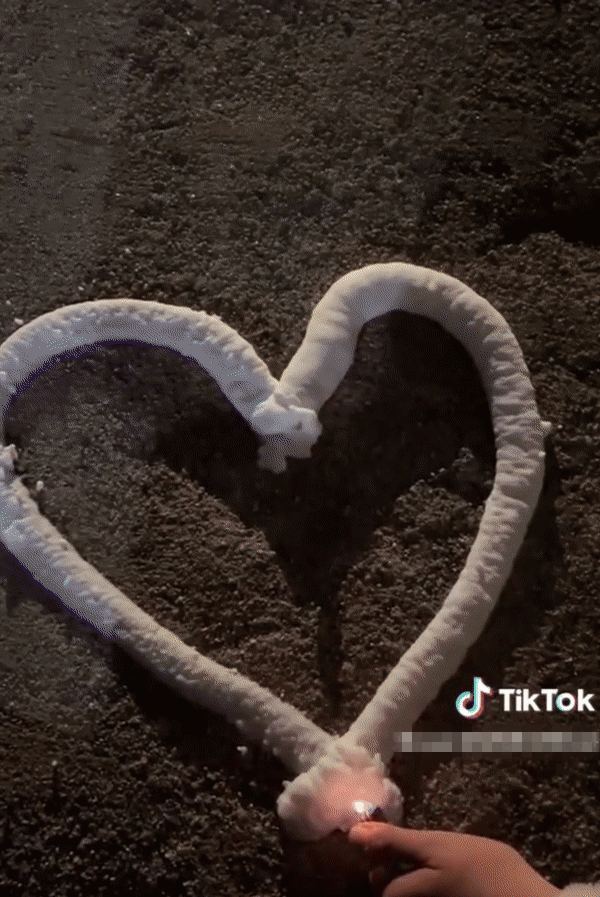 최근 청소년들 사이에서 화제인 이른바 '불 하트' 놀이. '불 하트' 놀이는 길이나 벽에 눈 스프레이를 뿌린 후 그 위에 라이터로 불을 붙여 불꽃이 타오르게 하는 것을 뜻한다. /영상=틱톡