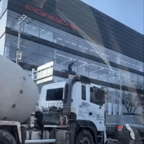 비보잉을 하는 트럭 운전자. /영상= 보배드림 인스타그램