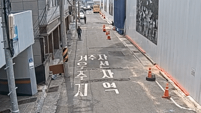 지난달 29일 오전 울산 남구의 한 아파트 공사현장에서 지반을 뚫는 대형 중장비인 항타기가 넘어지면서 인근 원룸 건물을 덮쳤다. /영상=뉴시스