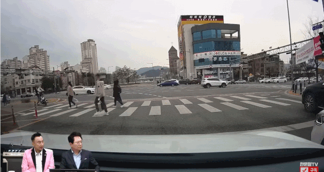 여학생 3명이 전동 킥보드 하나에 올라타고 횡단보도를 건너는 모습. /영상=한문철TV