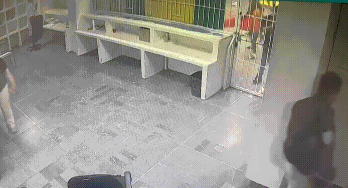 미국 국경 근처 멕시코 이민자 수용시설에서 발생한 화재로 최소 38명 사망한 가운데 직원들이 이민자들을 구조하지 않고 달아나는 모습의 폐쇄회로(CC)TV가 공개돼 멕시코 사회가 공분에 휩싸였다. /영상=Joaquin Lopez-Doriga 트위터 갈무리