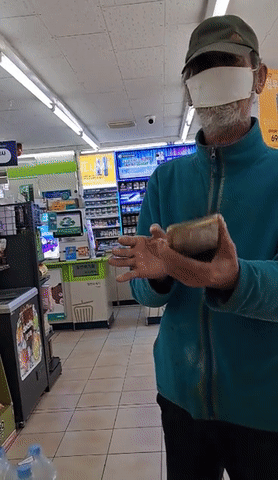 한 편의점 아르바이트생이 노인 남성에게 성희롱을 당했다며 피해를 호소했다. /영상=온라인 커뮤니티