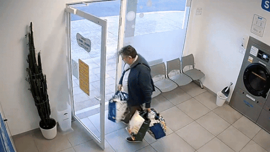 지난달 14일(현지시간) 스페인 라 코루냐 지역의 한 빨래방에서 작동 중이던 빨래 건조기가 폭발했다. /영상=트위터